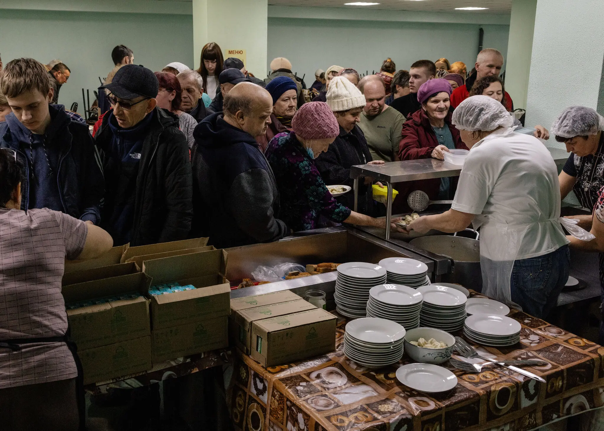 Цивільні особи, евакуйовані з Суджі та навколишніх районів, обідають у притулку минулої весни.